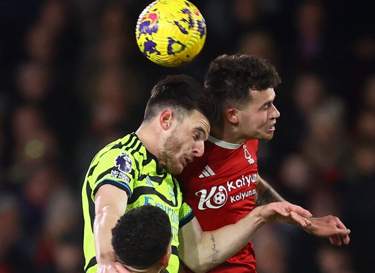 2-1！英超争冠格局大乱，阿森纳征服客场：两连胜，超越曼城